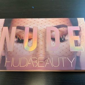 Huda Beauty New Nude Eyeshadow Palette + freebie